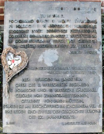 Bronze tablet memorializing the Velpke children’s home. Photo by Roll-Stone (18 August 2008). PD-Author release. Wikimedia Commons.
