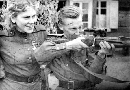 Roza Shanina (left) teaches a man how to shoot. Neophyte snipers had an expected lifespan of two weeks on the front. Photo by anonymous (date unknown). Za Rodinu/Flickr.