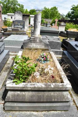 One of the occupants in this grave at Passy Cemetery met a violent end. We are tipped off because of the truncated monument. Photo by Sandy Ross (8 June 2022).