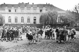Teenage boys and girls standing outside on the grounds f the Goldschmidt Jewish private school in Berlin-Grünwald. Stella attended this school after the Nazis prohibited Jews from attending public schools. Photo by Julien Bryan (c. 1937). U.S. Holocaust Memorial Museum. Photograph Number: 58600.