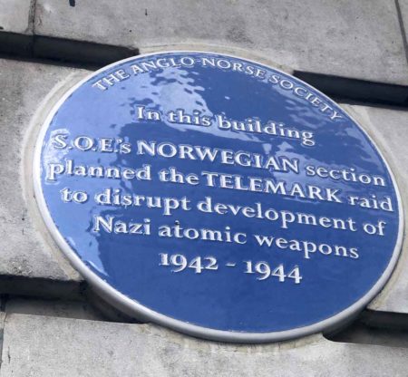 Commemorative blue plaque on the side of Chiltern Court. It marks the location used to plan the Telemark raid by SOE agents of the Norwegian Section. Photo by Sandy Ross (14 June 2022).