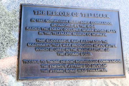 The plaque commemorating the commandos of the Telemark raid. Photo by Sandy Ross (14 June 2022). 