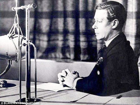 King Edward VIII announcing his abdication by radio over the BBC. Photo by anonymous (11 December 1936). Süddeutsche Zeitung Photo/Alamy.