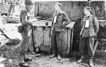Martin Selling questions German prisoners near the front in France. Photo by anonymous (c. 1944). ©️ U.S. Army Signal Corps. Daily Mail (www.dailymail.co.uk).