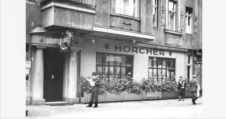 Exterior of the Horcher restaurant on Lutherstraße 21 in Berlin. Photo by anonymous (date unknown). Sueddeutsche Zeitung Photo/Alamy Stock Photo. 