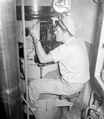 The attack periscope in U-234’s conning tower. Photo by anonymous (date unknown). Torpedo Vorhaltrechner Project. www.tvre.org/en/aiming-with-the-periscope