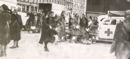 Transport of women prisoners from Ravensbrück during a stop in Lübeck, Germany. Photo by Heinz Ahrens (c. April 1945). Courtesy: Marzio Mari Ahrens.
