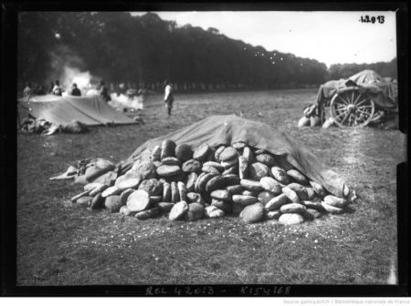 This was the typical round bread that was the basis of the French diet. Here, we see a mound of round bread, the standard military ration, in Amiens, during World War I. Photo by anonymous (c. 1913). Source: Gallica.bnf.fr/Bibliothèque nationale de France.