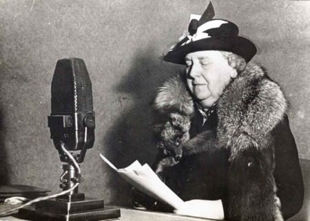 Queen Wilhelmina broadcasting to the Dutch over Radio Oranje in London. Photo by Fotograaf Onbekend/Anefo (date unknown). Nationaal Archief NL. PD-CC0 1.0 Universal Public Domain Dedication. Wikimedia Commons.