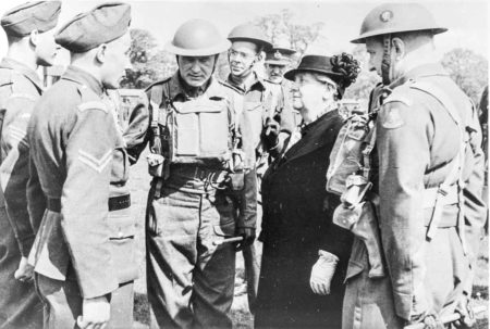 Queen Wilhelmina meeting with Dutch soldiers training in England at Wolverhampton. Photo by Anefo (c. May 1942). Nationaal Archief NL. PD-CC0 1.0 Universal Public Domain Dedication. Wikimedia Commons.
