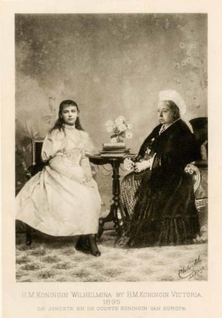 The oldest and youngest queens in Europe. Queen Victoria (76; right) and Queen Wilhelmina (15; left). Photo by Jacques Chils (c. 1895). PD-Author’s life plus 70 years or fewer. Wikimedia Commons.