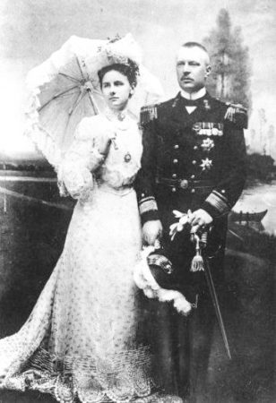 Queen Wilhelmina and her husband, Duke Hendrik of Mecklenburg-Schwerin. Photo by anonymous (c. 1900s). PD-Author’s life plus 100 years or fewer. Wikimedia Commons.