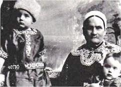 Christian (left) and Vera (right) with their mother (center). Photo by anonymous (date unknown). www.littlenorway.org.uk.