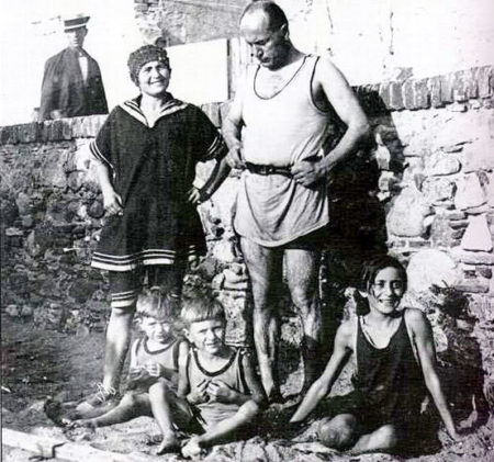 Mussolini family photo taken in Levanto, the Italian Riviera. Standing left to right: Rachele Guidi, Benito Mussolini. Seated left to right: Bruno (1918−1941), Vittorio (1916−1997), and Edda. The youngest son, Romano, was born in 1927 (and died in 2006). Romano’s daughter is Allessandra Mussolini. Photo by anonymous (c. 1923). PD-Expired copyright. Wikimedia Commons.