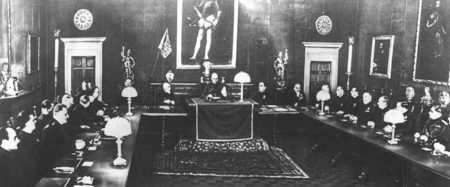 A meeting of the Gran Consiglio Fascismo, or “Fascist Grand Council.” Photo by anonymous (c. 1936). PD-Expired copyright. Wikimedia Commons. 