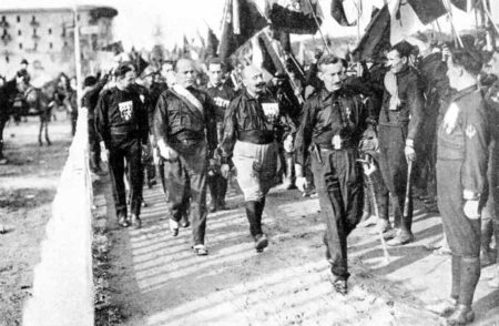 The March on Rome. Mussolini is second from left. Photo by anonymous (24 October 1922). Illustrazione Italiana, 1922, no 45. PD-Expired copyright. Wikimedia Commons. 