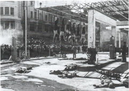 The bodies of Mussolini, his mistress, Clara Petacci, and other Fascists in Piazzale Loreta, Milano. Photo by anonymous (29 April 1945). PD-Expired copyright. Wikimedia Commons.
