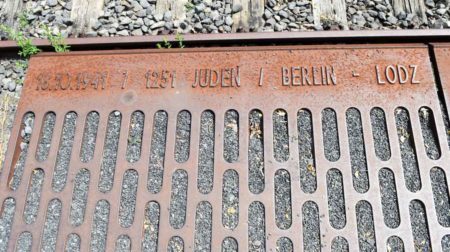 Memorial plaque to the Jews deported from Platform 17.