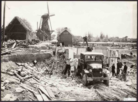 Aftermath of the Great Flood with cleanup in s’Gravendeel, South Holland.