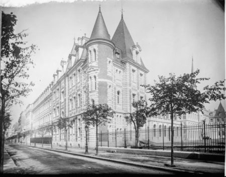 The American Hospital of Paris. Photo by anonymous (c. 1908). Library of Congress. National Photo Company Collection. PD-No known restrictions. Wikimedia Commons.