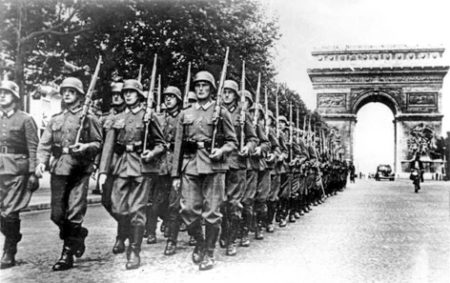 Wehrmacht troops marching on the Champs Elysée. Photo by anonymous (c. 1940). Bundesarchiv, Bild 146-1994-036-09A/CC-BY-SA. PD-CCA-Share Alike 3.0 Germany. Wikimedia Commons.