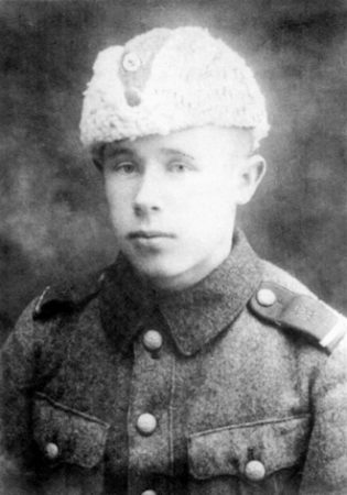 A young Simo Häyhäa likely while serving in the Finnish White Guard. Photo by anonymous (c. 1922). PD-Finland public domain. Wikimedia Commons.