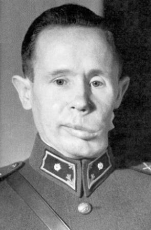 Second lieutenant Simo Häyhä after his recovery and promotion by Field Marshall Mannerheim.