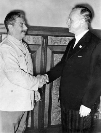 Joseph Stalin (left) and Joachim von Ribbentrop (right) after signing the non-aggression pact. Photo by anonymous (23 August 1939). Bundesarchiv, Bild 183-H27337/CC/BY/SA 3.0. PD-CCA-Share Alike 3.0 Germany. Wikimedia Commons.