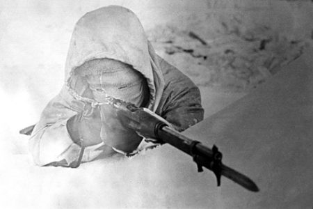 Finnish rifle/sniper soldier camouflaged in white during the Winter War. Photo by anonymous (c. 1940). PD-Finland public domain. Wikimedia Commons.
