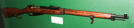 Finnish 7.62 mm rifle m/28-30 similar to the one used by Simo Häyhä. Photo by MKFI (14 July 2011). PD-Author’s release. Wikimedia Commons.