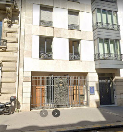 Exterior entrance to the Scots Kirk Paris located at 17, rue Bayard. Notice the memorial plaque on the building façade to the left of the far-left grill panel and the entrance plaque attached to the far-right grill panel.