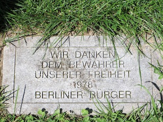 Commemorative grave plaque donated by the citizens of Berlin. Placed at the base of Gen. Clay’s grave, it reads, “We Thank the Protector of Our Freedom”. Photo by Don Connelly (date unknown). Find a Grave.