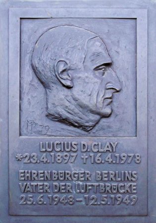 Memorial plaque to Gen. Lucius Clay located at the Platz der Luftbrücke 5, Berlin-Tempelhof. Photo by OTFW, Berlin (10 June 2009). PD-GNU Free Documentation License. Wikimedia Commons.