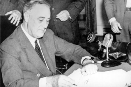 President Roosevelt signing the Selective Training and Service Act. Photo by anonymous (16 September 1940). PD-U.S. government. Wikimedia Commons.