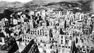 The town of Guernica in ruins after the bombing raid by the German Luftwaffe. Photo by anonymous (c. 1937). PD- Expired copyright. Wikimedia Commons.
