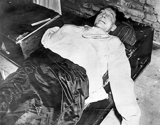 The body of Hermann Göring. Photo by anonymous (16 October 1946). PD-U.S. Government. Wikimedia Commons.