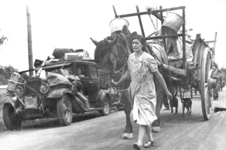 French fleeing the invading German army. Photo by Tritschler (19 June 1940). Bundesarchiv, Bild 146-1971-083-01/Tritschler/CC-BY-SA 3.0. PD-CCA-Share Alike 3.0 Germany. Wikimedia Commons.