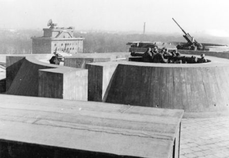 Anti-aircraft gun on top of the Berlin Zoo flak tower. Photo by Pilz (16 April 1942). Bundesarchiv, Bild 183-1987-0508-502/Pilz/CC-BY-SA 3.0. PD-CCA-Share Alike 3.0 Germany. Wikimedia Commons.