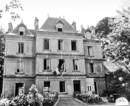 Villa Maurice in Cherbourg, former German Kriegsmarine (Navy) intelligence headquarters, that was captured by AU30. Notice the bullet holes on the exterior of the building. Photo by anonymous (c. June 1944). PD-Expired copyright. Wikimedia Commons.