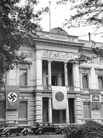Japanese embassy in Berlin exhibiting the flags of the Tripartite Pact members. Photo by anonymous (c. September 1940). Bundesarchiv, Bild 183-L09218/CC-BY-SA 3.0. PD-CCA-Share Alike 3.0 Germany. Wikimedia Commons.