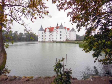 Glücksburg Castle. Photo by AlterWolf49 (12 September 2011). PD-CCA-Share Alike 3.0 Unported. Wikimedia Commons.