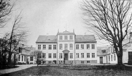 Jægersborghus, country estate of Prince Harald and Princess Helena. It is known today as Shæfergaard. Photo by Peter Elfelt (c. May 1909). PD-Author’s life plus 70 years or fewer. Wikimedia Commons.