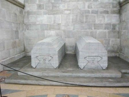 The marble coffins of King Christian X of Denmark (left) and Alexandrine of Mecklenburg-Schwerin (right) located in the Glücksburg Chapel at Roskilde Cathedral. Photo by KDLarsen (15 August 2011). PD-CCA-Share Alike 3.0 Unported. Wikimedia Commons.
