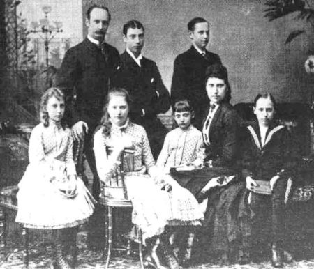 Back row, left to right: Crown Prince Frederik (later King Frederik VIII of Denmark), Prince Christian (later King Christian X of Denmark), and Prince Carl (in 1905 elected king of Norway under the name of Haakon VII). Front row, left to right: Princess Ingeborg, Princess Louise, Princess Thyra, Crown Princess Lovisa, and Prince Harald. Photo by anonymous (c. 1885). PD- Author’s life plus 70 years or fewer. Wikimedia Commons.