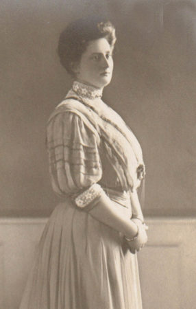 Princess Helena Adelaide of Schleswig-Holstein-Sonderburg-Glücksburg. Photo by Russel & Son (c. 1913). Private Collection-Wartenberg Trust. PD-Published outside the U.S. prior to 1 January 1929. Wikimedia Commons.