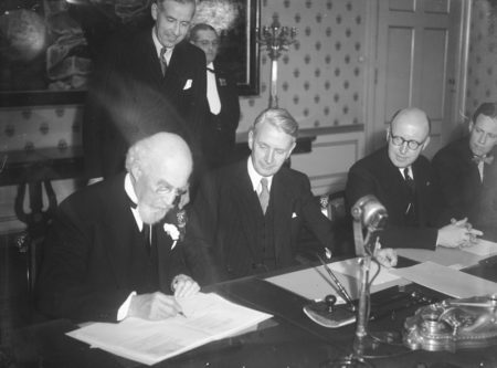 Signing of Marshall Plan agreement in the Hague, Netherlands. Photo by Daan Noske/Anefo (2 July 1948). Nationaal Archief. PD-CC CC0 1.0 Universal Public Domain Dedication. Wikimedia Commons.
