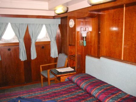 The interior of a cabin on the RMS Queen Mary. Photo by David Krieger (29 October 2005). PD-CCA 2.0 Generic. Wikimedia Commons.