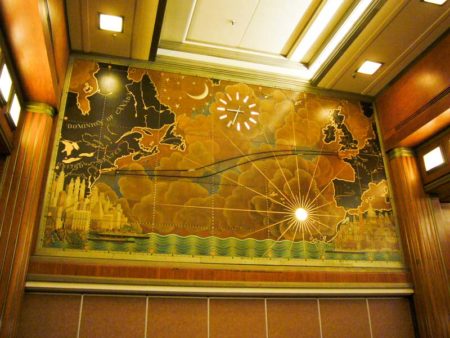 The Atlantic map in the Royal Salon on board the RMS Queen Mary. Notice the two tracks representing the northern and southern routes the ship took depending on the season. Photo by Florian Boyd (2 January 2008). PD-CCA-Share Alike 2.0 Generic. Wikimedia Commons.