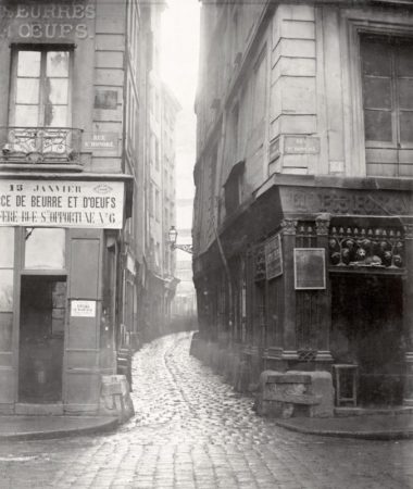 View from rue Saint-Honoré looking down rue Tirechape (now known as rue du Pont-Neuf) toward the Seine. Photo by Charles Marville (c. 1853-70). State Library Victoria. PD-Author’s life plus 100 years or fewer. Wikimedia Commons.