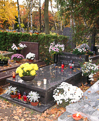 Grave of Władysław Szpilman in the Powazki Cemetery, Warsaw. Photo by Halibutt (date unknown). PD-CCA-Share Alike 3.0 Unported License. Wikimedia Commons.